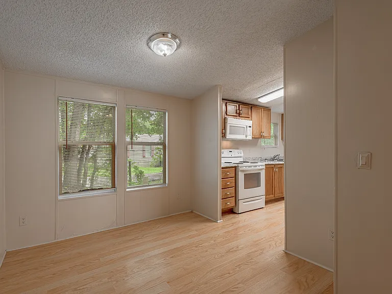 1323 Avenue E — Photo 9