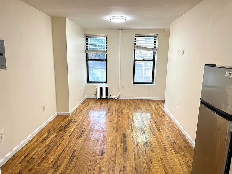 320 E 6th St #4 — Photo 3