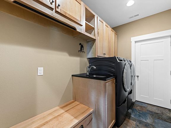 39th image of 3099 Sunset Dr