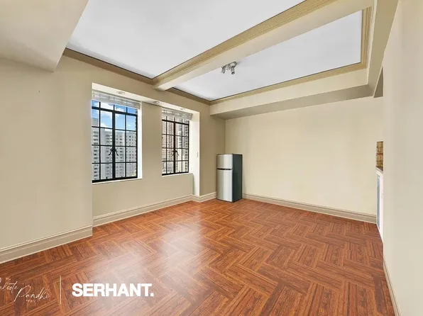 320 East 42nd Street image 2 of 23