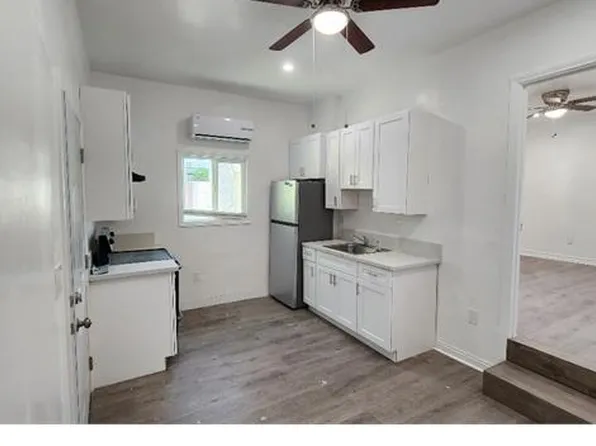 726 3/4 W 73rd St, Los Angeles, CA 90044