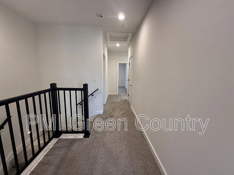 134 E Elgin St — Photo 17