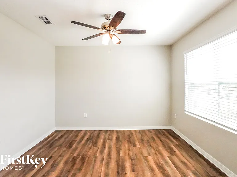 465 Noble Ave — Photo 3