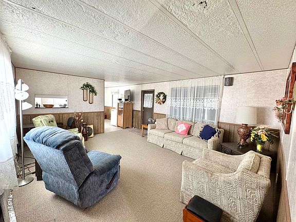 4th image of 102 Blossum Blvd