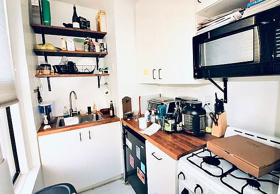 3rd image of 401 W 19th St APT 3A
