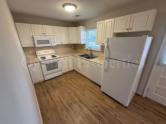 3rd image of 2725 Laguna Ave