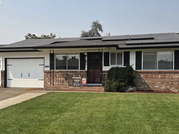 2215 Country Club Ter, Woodburn, OR 97071