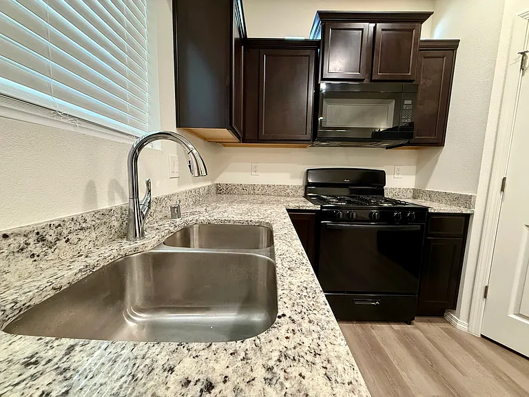 267 San Clemente Ave NW — Photo 8