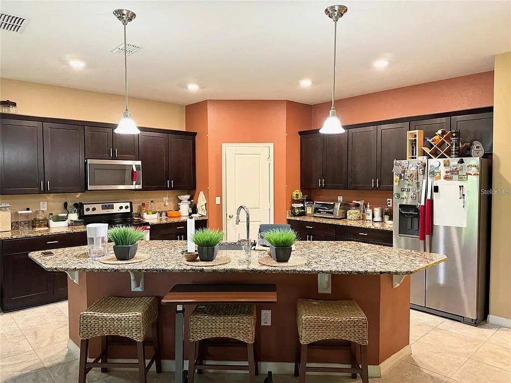 4 bed, 3.0 bath, 2115 sqft, $3,300 — Photo 2