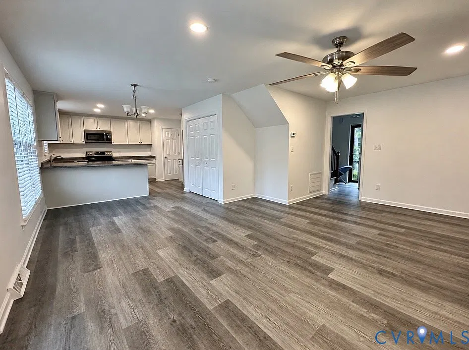 4 bed, 2.5 bath, 2384 sqft, $2,300 — Photo 4