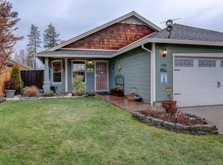 1728 SW Waterstone Dr, Grants Pass, OR 97527