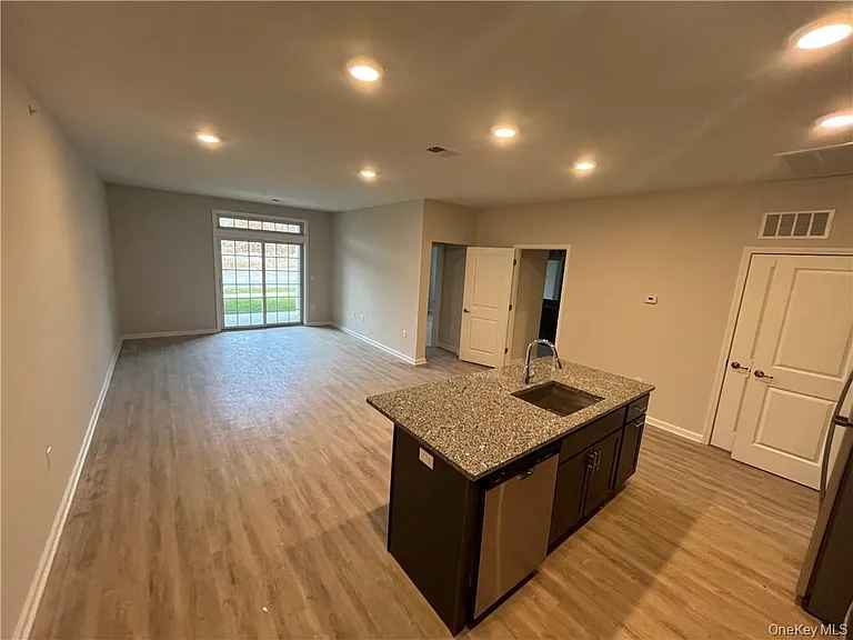 422 Tower Ridge Cir #422 — Photo 2