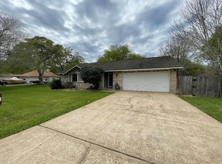 157 Forest Oaks Ln, Lake Jackson, TX 77566