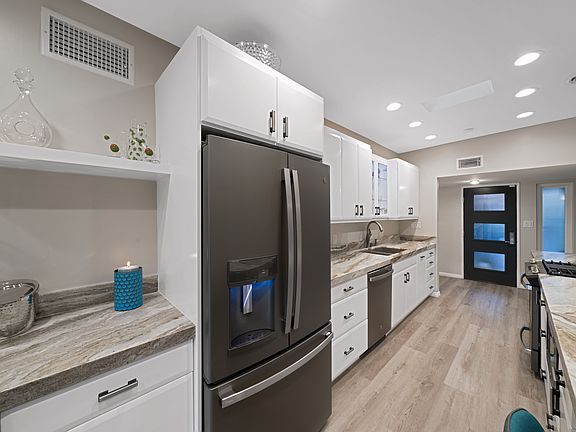3rd image of 46105 Burroweed Ln