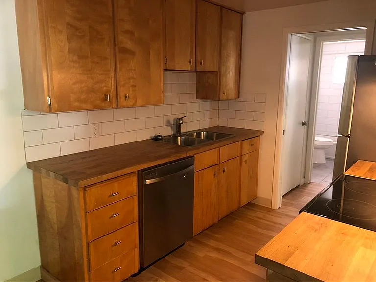 713 Collyer St #B — Photo 11