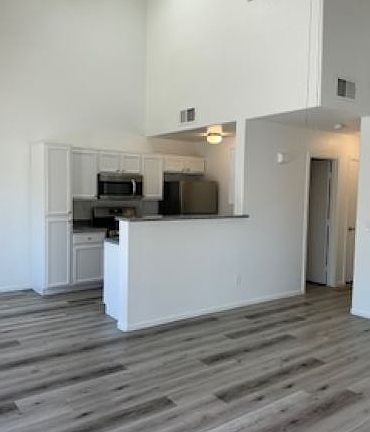 2nd image of 4464 Roscommon St #0
