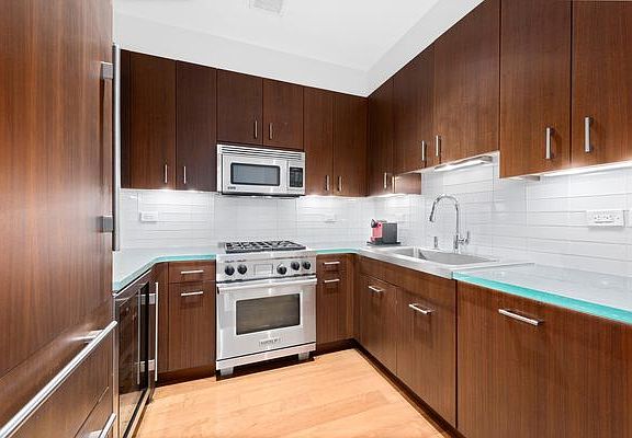 3rd image of 33 W 56th St APT 4B