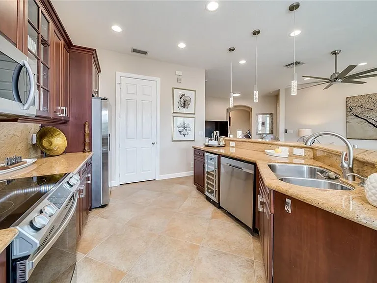 8012 NW 128th Ln — Photo 17