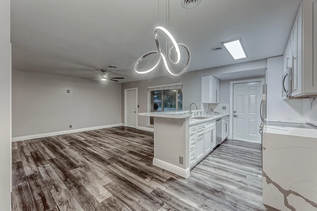 Building Photo - 400 S Luna Ct #2