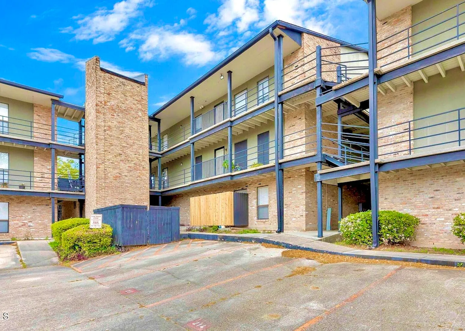 2 bed, 900 sqft, $995 — Photo 1