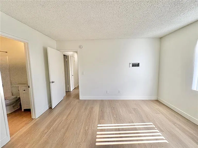 Baylor Apartments - 7531 — Photo 17