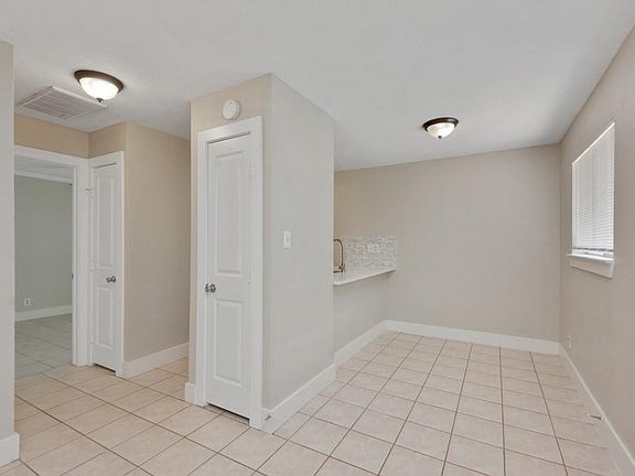 3rd image of 1914 Hearthstone Dr APT A