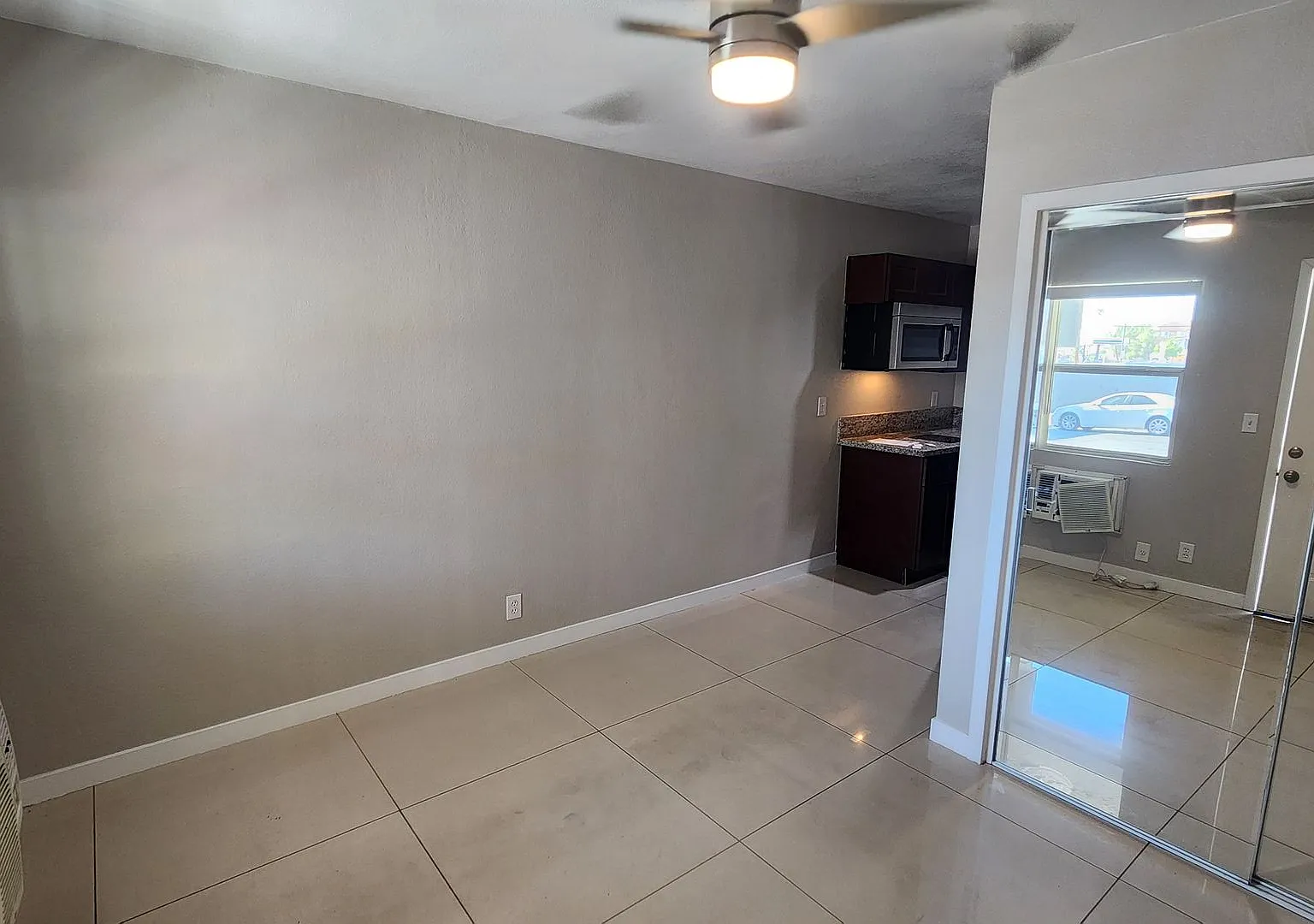 Gorgeous Studio with Private Backyard in the Heart of Downtown Las Vegas! Move In Special $500 Of... — Photo 3