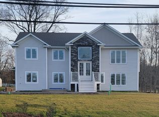 89 Lake Rd, Valley Cottage, NY 10989