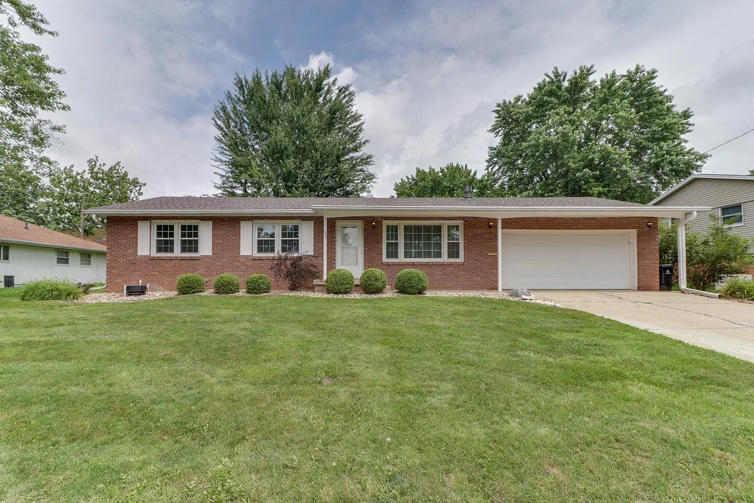 306 Garfield Dr photo 1