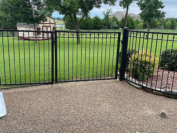 3rd image of 454 Chippendale Dr