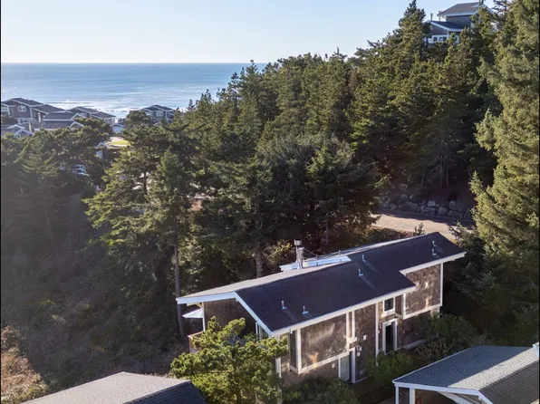 505 Capes Dr #3, Tillamook, OR 97141