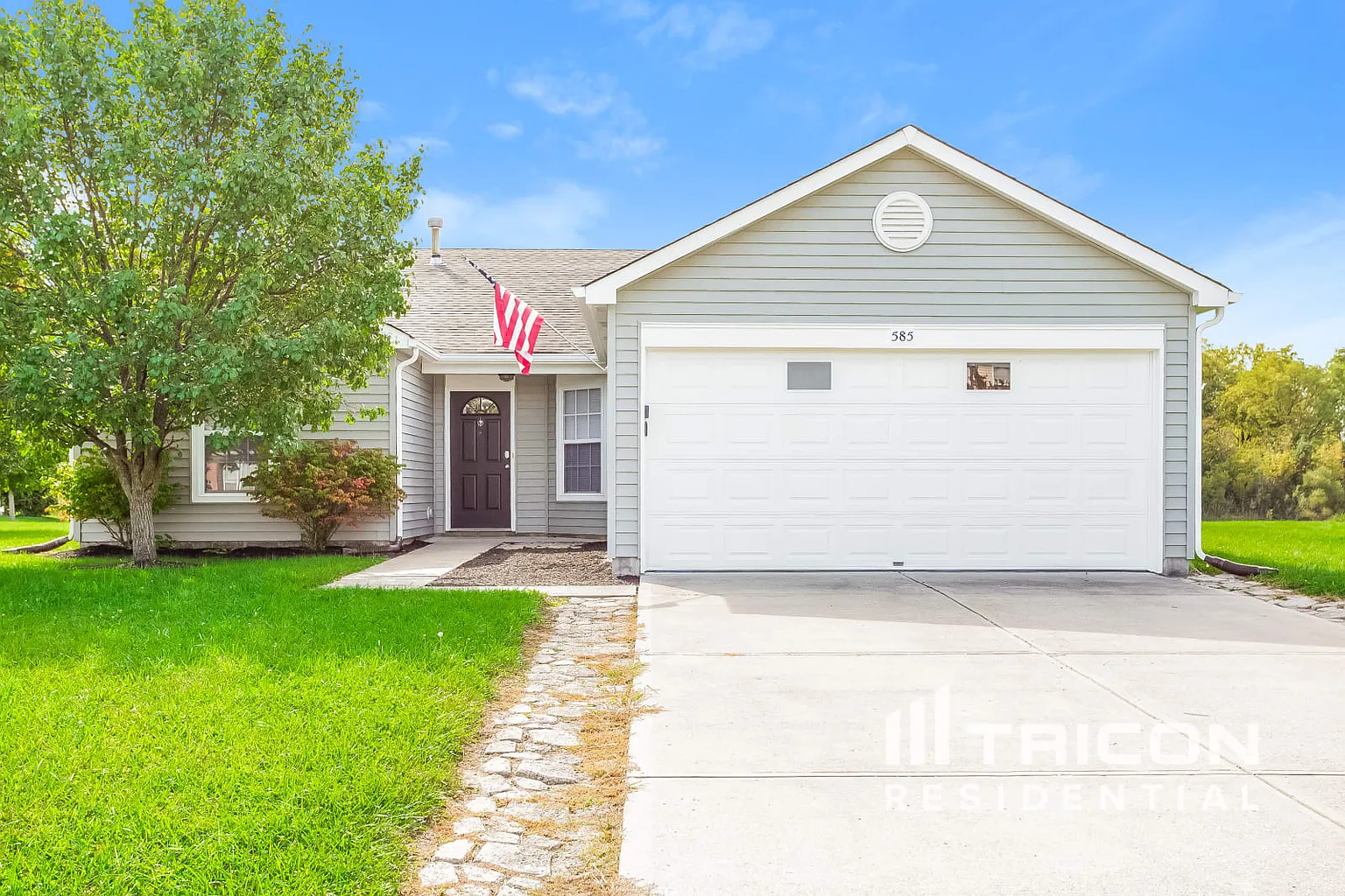 585 Streamside Dr photo 1