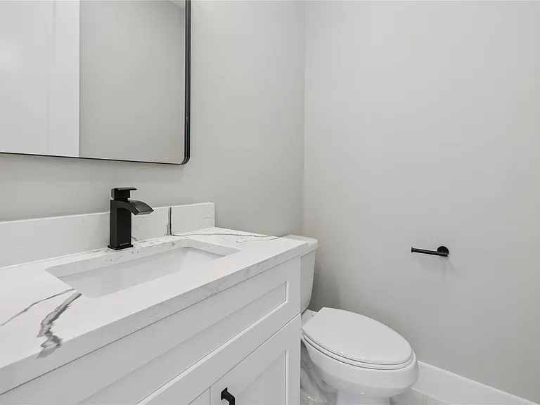 2603 Martinas — Photo 18