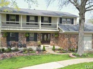 564 Hickory Ridge Ct, Saint Louis, MO 63131