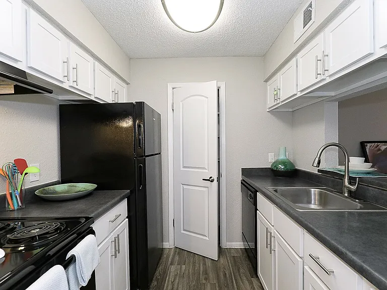 City Crest Apartments — Photo 95