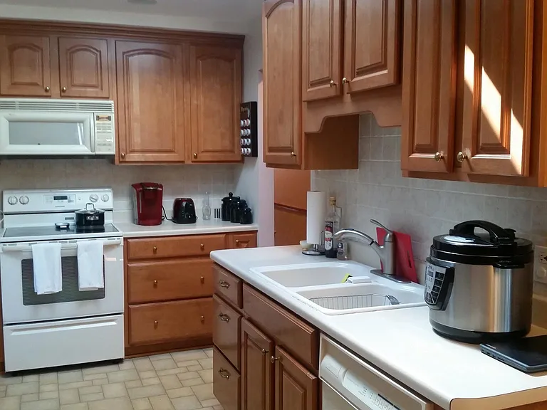590 Clayton Ln — Photo 8