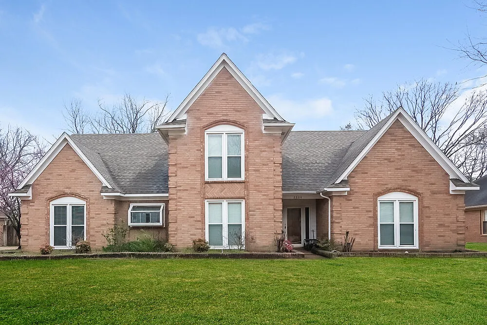4 bed, 3.0 bath, 2800 sqft, $2,560 — Photo 1