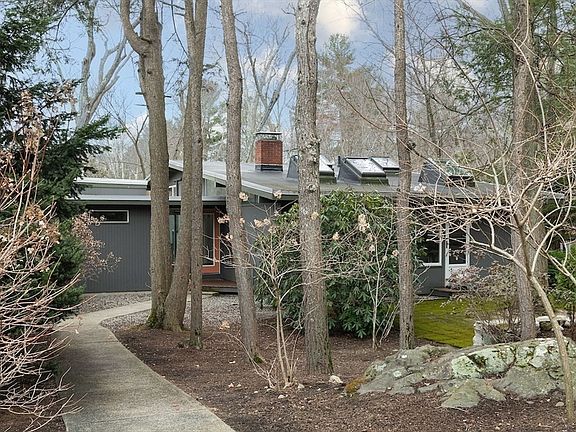 4th image of 27 Peacock Farm Rd