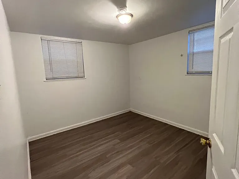 2 Bedroom 1 Bathroom in Delmar Parkway — Photo 8