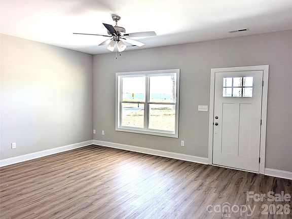 3rd image of 1609 N Sutherland Ave