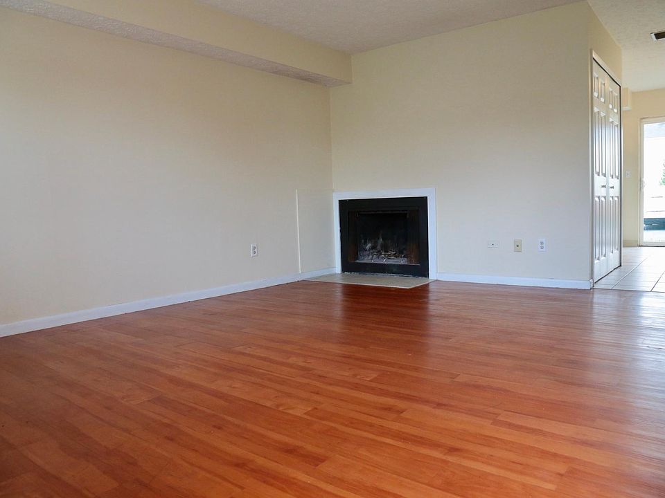Living room w/ Fireplace