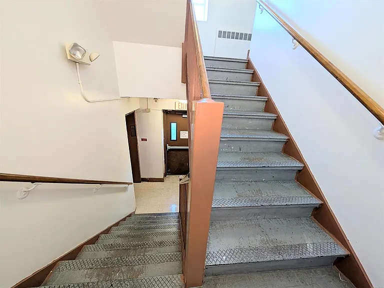 1071 E Main St #1 — Photo 28