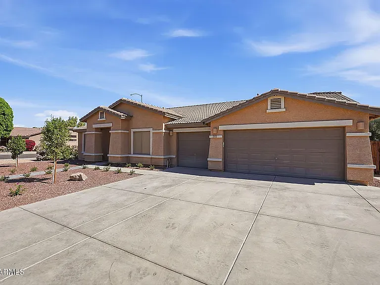 4 bed, 2702 sqft, $3,900 — Photo 2