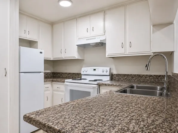 Chateau Haskell - Hurst Family, LP, 7337 Haskell Ave APT 6, Van Nuys, CA 91406