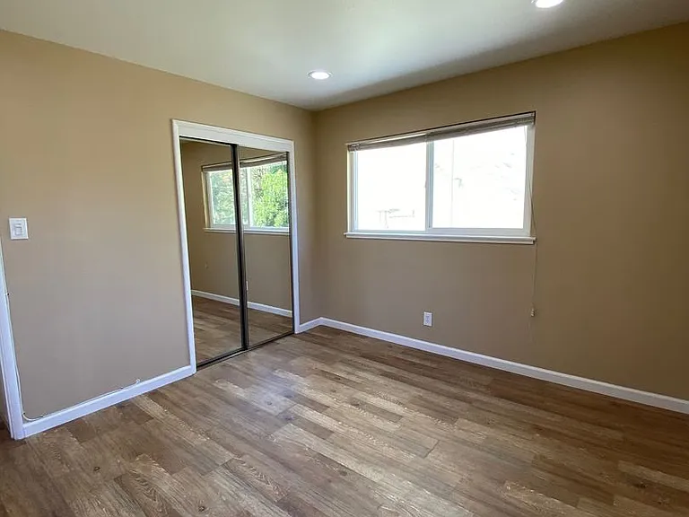 317 Warwick- 270- 1196/2701 — Photo 9