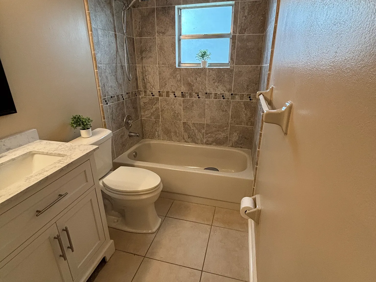 3 bed, 1410 sqft, $2,300 — Photo 3