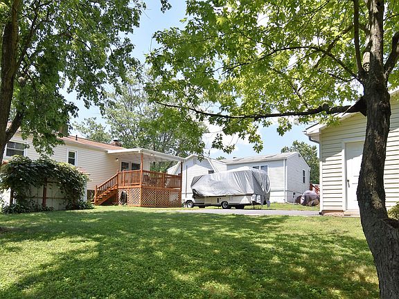 3rd image of 3826 Claremont Ln