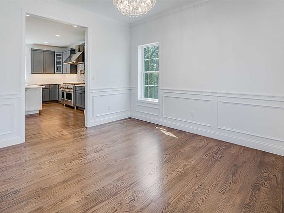 4th image of 8 Pond View Ct