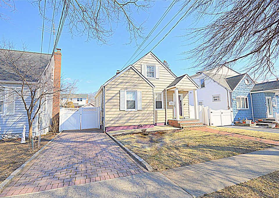 1st image of 121 Hunnewell Ave