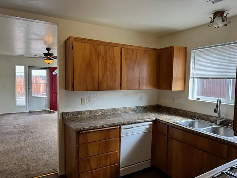 118 N Shasta Ave — Photo 6